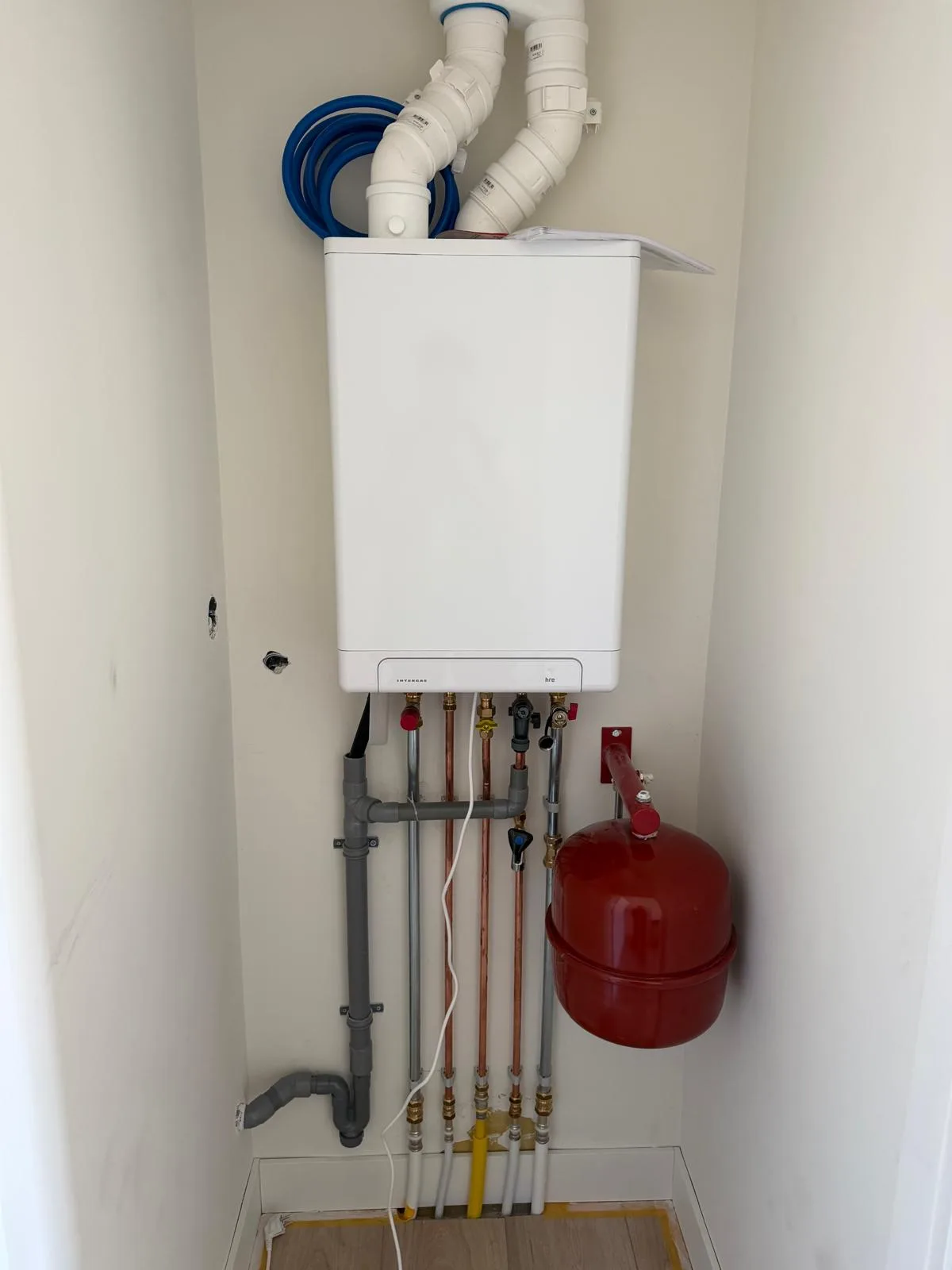 Nieuw geplaatste Intergas HRE CV-ketel met expansievat en strak leidingwerk