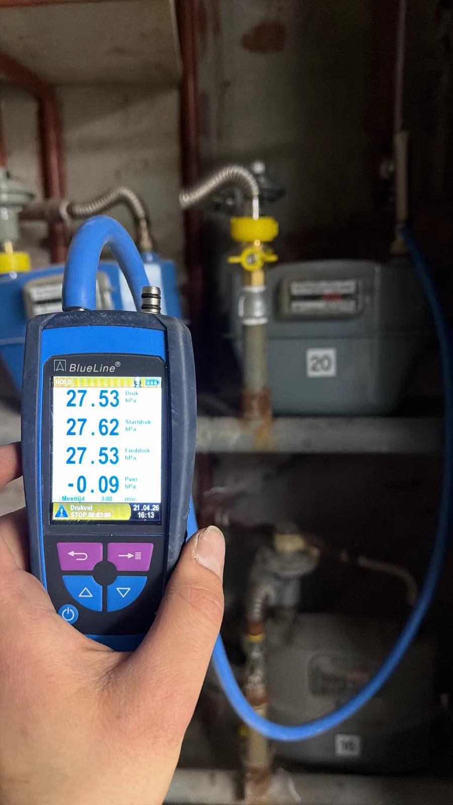 Monteur meet de rookgassen van een CV-ketel met een BlueLine analyser
