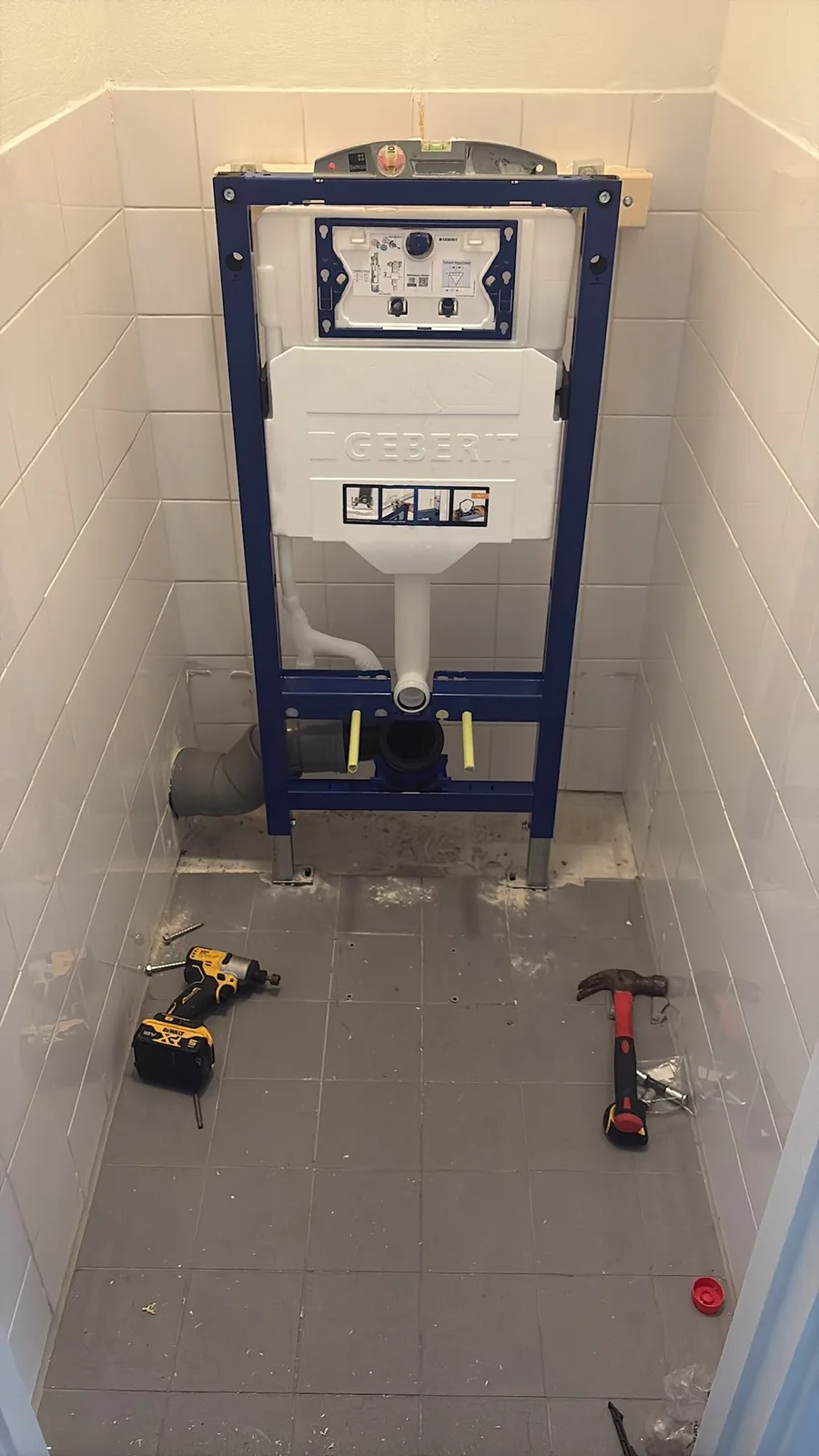 Geberit inbouwreservoir gemonteerd in een betegelde toiletruimte